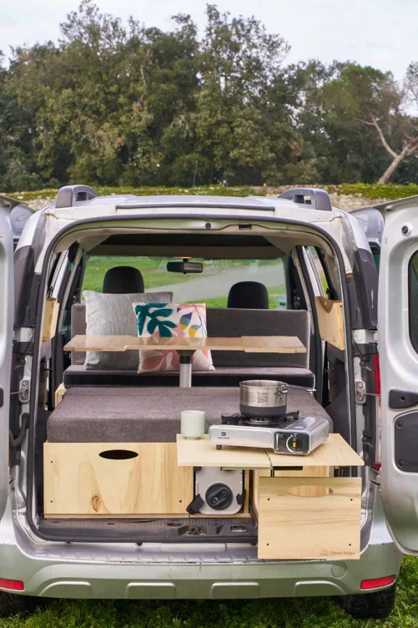 Transformez votre véhicule en van avec le Kit aménagement amovible Ludospace Tchao Tchao 2 places - Disponible chez Vantrip Xperience