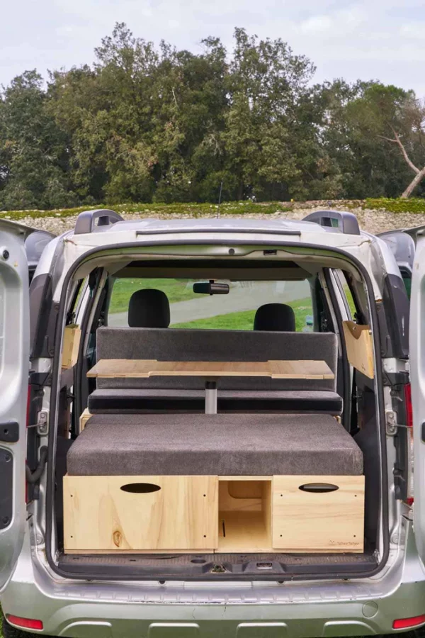 Transformez votre véhicule en van avec le Kit aménagement amovible Ludospace Tchao Tchao 2 places - Disponible chez Vantrip Xperience